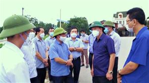 Chủ tịch UBND tỉnh Bùi Văn Quang kiểm tra việc cắm biển báo tại  tuyến đường tỉnh lộ nối huyện Thanh Thủy và Tam Nông.