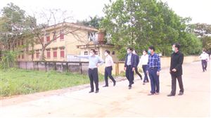 Bí thư Huyện ủy Nguyễn Minh Tường kiểm tra tiến độ dự án đường xanh xã Bảo Yên
