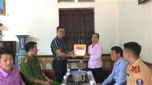 Ban ATGT huyện Thanh Thuỷ thăm, tặng quà các gia đình có nạn nhân tử vong do TNGT  