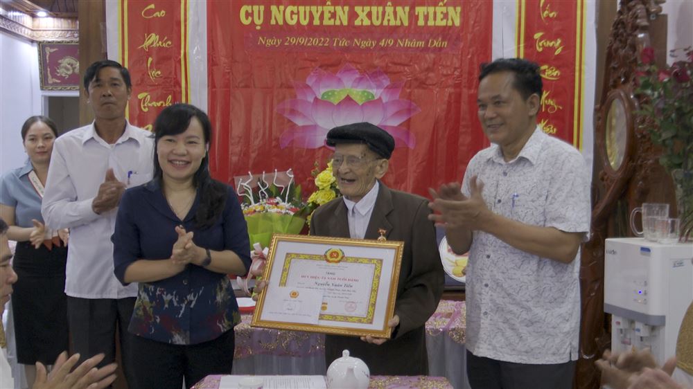 Đồng chí Nguyễn Thị Thanh Huyền - Trưởng Ban Dân vận Tỉnh ủy trao Huy hiệu Đảng đợt 2/9 tại huyện Thanh Thuỷ