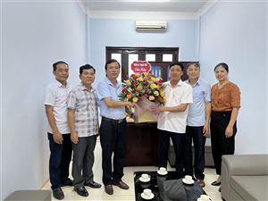 Bí thư Huyện ủy chúc mừng Trung tâm VHTTDL&TT huyện nhân ngày Báo chí Cách mạng Việt Nam