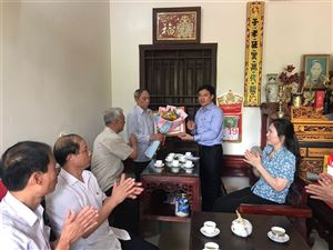 Phó Bí thư Thường trực Huyện ủy Nguyễn Văn Cường trao Huy hiệu 60, 65 năm tuổi Đảng tại Xuân Lộc
