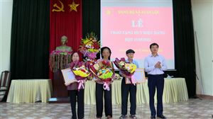 Đồng chí Nguyễn Văn Cường - Phó Bí thư Thường trực Huyện ủy trao huy hiệu Đảng tại xã Xuân Lộc