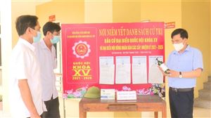 Đồng chí Nguyễn Minh Tường - TUV, Bí thư Huyện ủy kiểm tra công tác chuẩn bị bầu cử tại xã Đoan Hạ và Đồng Trung.