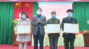 Đảng bộ xã Bảo Yên trao Huy hiệu Đảng cho 5 đảng viên