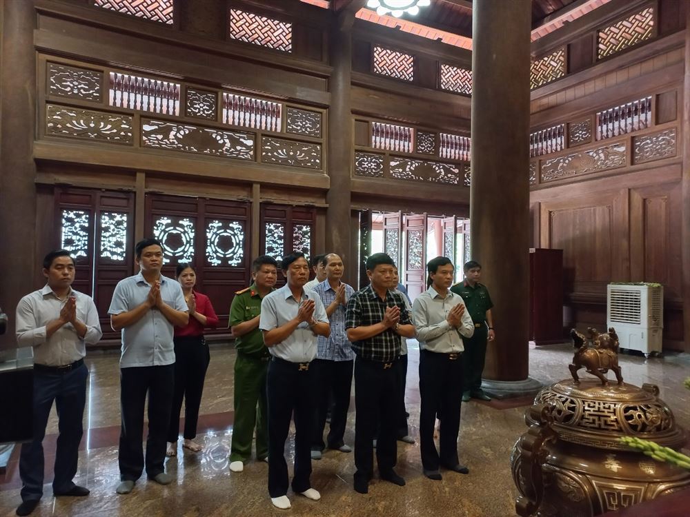 Đoàn đại biểu huyện Thanh Thủy dâng hương báo công tại Khu Di tích K9 Đá Chông, Ba Vì, Hà Nội