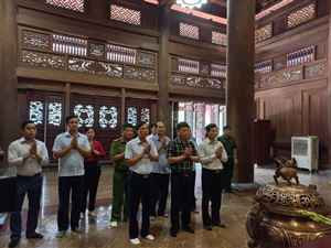 Đoàn đại biểu huyện Thanh Thủy dâng hương báo công tại Khu Di tích K9 Đá Chông, Ba Vì, Hà Nội