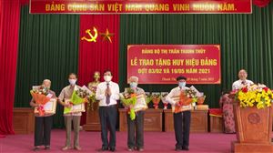 Bí thư Huyện ủy trao huy hiệu Đảng tại thị trấn Thanh Thủy
