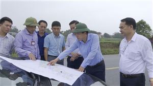Đồng chí Nguyễn Minh Tường - TUV - Bí thư Huyện uỷ kiểm tra tiến độ một số dự án trên địa bàn huyện.