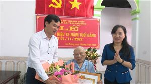 Đồng chí Trưởng Ban Dân vận Tỉnh ủy trao huy hiệu Đảng đợt 7/11 tại huyện Thanh Thuỷ
