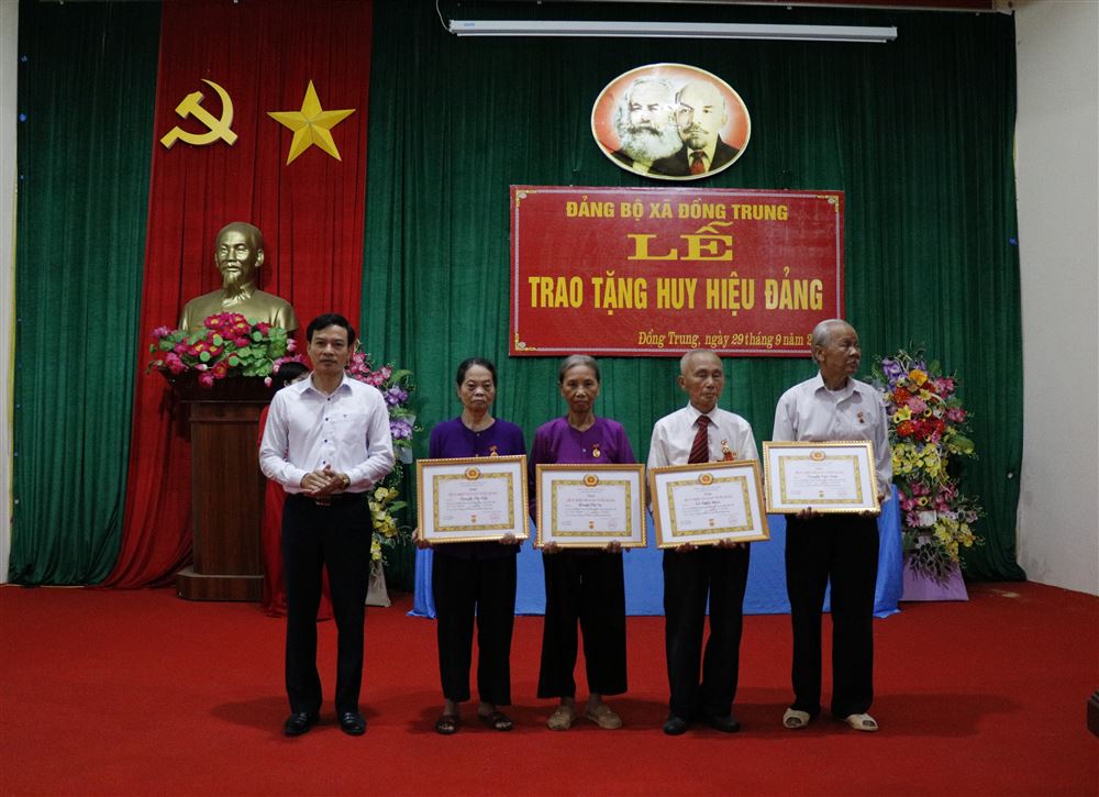 Đảng bộ xã Đồng Trung trao tặng huy hiệu Đảng đợt 2/9/2022