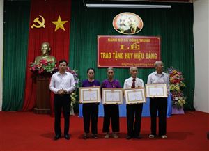 Đảng bộ xã Đồng Trung trao tặng huy hiệu Đảng đợt 2/9/2022