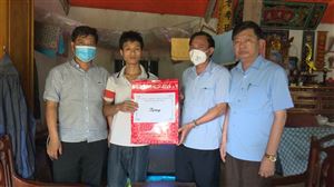 Đồng chí Phó Chủ tịch UBND huyện Nguyễn Văn Đức tặng quà cho các gia đình chính sách trên địa bàn xã Tu Vũ