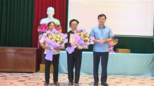 Đồng chí Phó Bí thư TT Huyện ủy Nguyễn Văn Cường trao huy hiệu Đảng cho 03 đảng viên tại xã Tân Phương