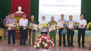 Huyện ủy Thanh Thủy trao huy hiệu Đảng cho đảng viên thuộc Đảng bộ xã Đào Xá