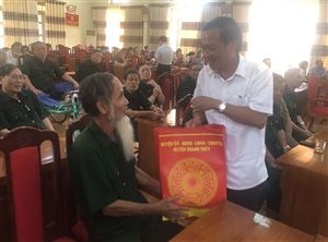 Lãnh đạo huyện Thanh Thủy thăm, tặng quà thương, bệnh binh tại Trung tâm Điều dưỡng người có công tỉnh Phú Thọ