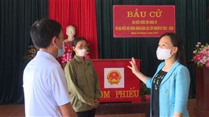 Đồng chí Nguyễn Thị Thanh Huyền - UV BTVTU - Trưởng Ban Dân vận Tỉnh ủy kiểm tra công tác chuẩn bị bầu cử tại huyện Thanh Thủy