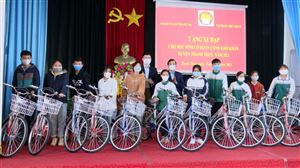 Trao tặng 50 chiếc xe đạp tới học sinh nghèo có hoàn cảnh khó khăn