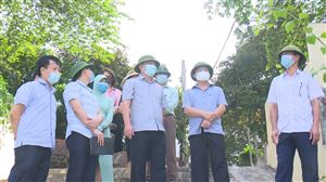 Đồng chí Phó Chủ tịch UBND tỉnh Phan Trọng Tấn kiểm tra tình hình khai thác cát tại huyện Thanh Thủy.