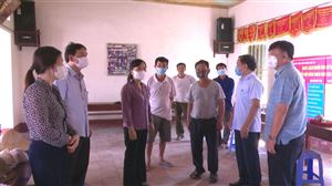 Đồng chí Trưởng Ban Dân vận Tỉnh ủy Nguyễn Thị Thanh Huyền kiểm tra công tác chuẩn bị bầu cử tại huyện Thanh Thủy