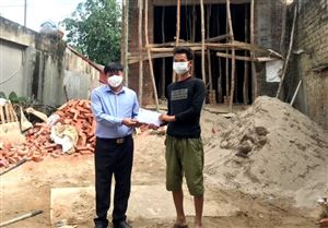 Ủy ban MTTQ huyện Thanh Thủy hỗ trợ kinh phí xây dựng nhà Đại đoàn kết cho 5 hộ nghèo