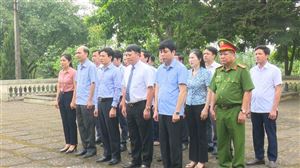 Đoàn đại biểu huyện Thanh Thủy dâng hương tại Khu Di tích lưu niệm Chủ tịch Hồ Chí Minh