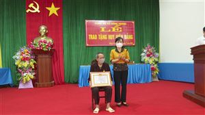 Đồng chí Nguyễn Thị Thanh Huyền – Trưởng Ban Dân vận Tỉnh ủy trao Huy hiệu Đảng tại huyện Thanh Thủy