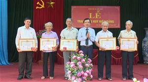 Đảng bộ xã Sơn Thủy tổ chức lễ trao huy hiệu Đảng