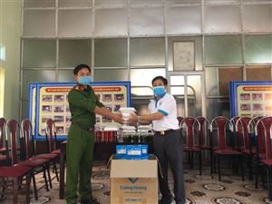 Nhóm Thiện nguyện huyện Thanh Thủy trao nhu yếu phẩm trị giá hơn 20 triệu đồng cho lực lượng nơi tuyến đầu chống dịch