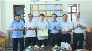 Bí thư Huyện ủy khen thưởng học sinh giành Huy chương Bạc Olympic Tin học Châu Á - Thái Bình Dương