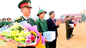 lãnh đạo huyện Thanh Thủy tặng hoa và quà cho các tân binh lên đường nhập ngũ năm 2019