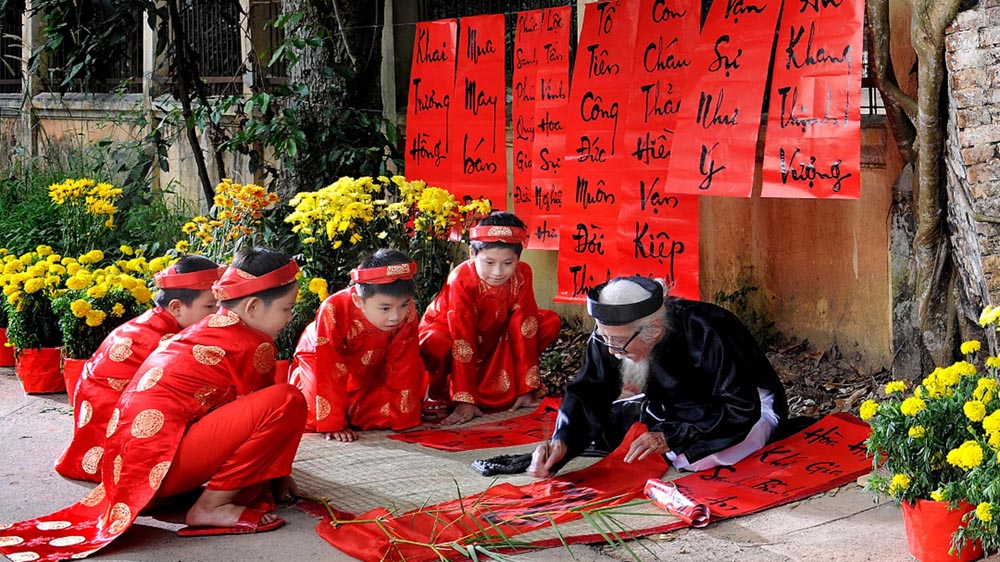 Hình ảnh truyền thống Tết ngày xưa của người Việt Nam tràn ngập khắp nơi vào dịp Tết ở năm